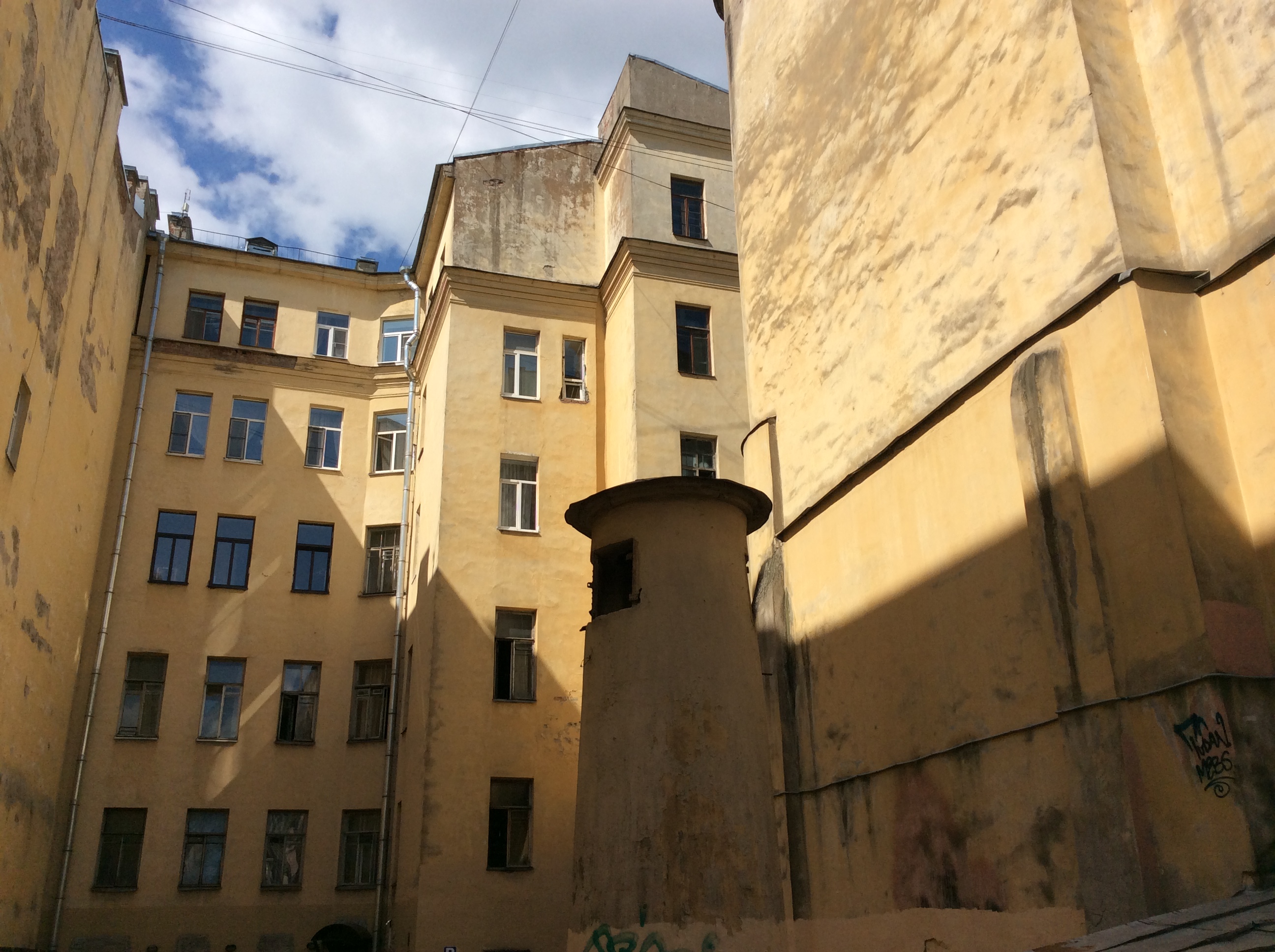 Courtyard between Liteyny prospekt & Mokhovaya ul.